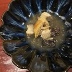 レストラン スノゥ - 「原木椎茸のココット焼きと対馬地鶏」。原木椎茸は別格の美味しさ。そして、それに負けない美味しさの対馬地鶏。