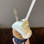 ジェラテリア ジーナ - ①リンゴのソルベ②ミルクベースにダークチェリー③キャラメルくるみ
