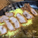 ジャパニーズ スパイス カリー ワッカ - とんかつアップ。銘柄豚である岩中SPFを使用。