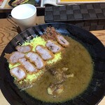 ジャパニーズ スパイス カリー ワッカ - 「新時代のカツカレー」（カツ=レギュラーサイズ=120g、ライス「竝」180g、カレー「鰹ポーク」、1,800圓）。「wacca特製ラッシー」（ランチセット價格300圓）。
