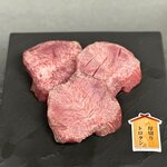 炭火焼肉 六本木 隆 - 厚切りトロタン塩　1枚¥2,880