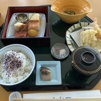 広島 なだ万 - 二段のお重、ゆかりご飯、エビと魚の天ぷら、卵焼き、サーモンの一口寿司、栗の甘露煮、焼き魚、大根おろしに、ちりめんじゃこのせ、大根の漬物と茄子の漬物