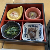 広島 なだ万 - 小松菜のおひたし、蒟蒻の煮物、蕎麦、白和え