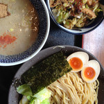 らーめん 鈴家 - 味玉つけ麺 930円＋ネギ飯
      かなりのボリューム！全粒粉の太麺もしめられていて美味しかった！ラーメンにわさびは初体験でした！