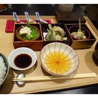 銀座米料亭 八代目儀兵衛 - 儀兵衛の精進御膳（税込 1,620円）を頂きました。 
                土鍋ごはん（お代り可能）・お晩菜３種・お漬物・塩海苔・おみそ汁のセットです。 