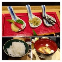 銀座米料亭 八代目儀兵衛 - ＊可愛らしい蓮華の中に「お漬物」「塩コンブ」「ちりめん山椒」が入っています。これも少量ずつ。
                この日のご飯は「翁霞」甘みがあり美味しいご飯です。
                おみそ汁の揚げは焼いてありますから香ばしくて美味しい。