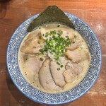 麺や而今 - 魚介牛鶏豚骨チャーシュー麺（1300円）