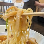 食堂 はせ川 - 中太麺がスープにしっかり絡みます