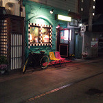 バーヒートロール - とばりの下りた頃の外観