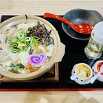 彩食ごはん - 料理写真:15分程待って提供。おろしニンニクが付いてて嬉しい。最後の最後に酢をふた回し掛けたら酸っぱくなってしまった。