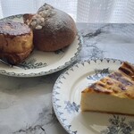 Taisuke Endo - クイニーアマン490円　ブリオッシュシュクレ430円　フランヴァニーユ795円