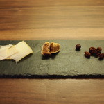 センプリチェ - チーズとドライ無花果　フライドグレープ