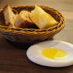 センプリチェ - クルミのパンとフォカチャ　エクストラバージンオイル添え