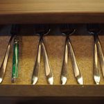 センプリチェ - テーブルの下の引き出しにあるカトラリー