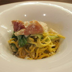 アイナメとバジルの香るピュレで和えたタリオリーニ季節の野菜と生ハム添え