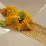 蚕豆を詰めたファゴティーニ、熊本産馬肉のクリーム添え