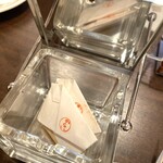 洋食 キムラ - 慎重に掛けましょう