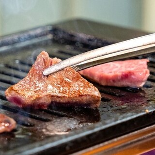 ライブ感たっぷりのカウンター焼肉！本場の味を東京で堪能