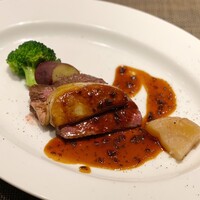 キャトルラパン - 蝦夷鹿のロースト、フォアグラ トリュフソース