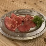 多来多来 - タン盛合わせ　一味違うタン！