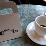 喫茶 マドラグ - 1カットお持ち帰り〜　お店の看板のイラストがいいですね♪