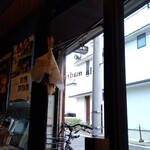 喫茶 マドラグ - お店入ってすぐのお一人様席からの眺め