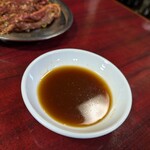 食楽苑 - このタレが面白い。甘みはほぼなく、胡椒の辛味が前に出たもの。