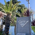 しらすや 腰越漁港前店 - 南国な雰囲気の看板♪