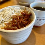 しらすや - 〆に...
      釜揚げ＆ちりめん佃煮の二色丼にしてみた♪
      バリウマ♡