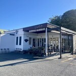 しらすや 腰越漁港前店 - 江の島のすぐ近く。
                                腰越漁港前に有るお店♪
                                国道134を鎌倉方面へ向かう車線。