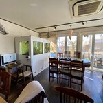 しらすや 腰越漁港前店 - 洋風な開放感有る内装。