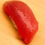 鮨 あらい - 小泊で揚がった背ナカの中トロ、背ビレ下です