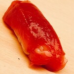 鮨 あらい - 赤身の天端です。背骨に接する部位です