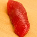 鮨 あらい - 三厩の中トロ。腹カミ部位です