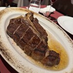 Re Wharf - Tボーンステーキ｡耐熱皿に焼き付ける演出も楽しい｡