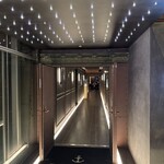 Re Wharf - 雰囲気満点のアプローチ｡この横に素敵カウンターバー空間｡〝お籠り感〟があり､次回はこちらの席でお願いしよう｡