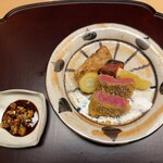 徳ㇵ本也 - ビフカツ　金時人参　海老芋　実山椒とナッツとレーズンのタレ