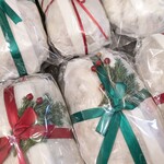 日菓 - 買ったシュトレンたち。ホール6本にハーフ2つ。リボンも色々。