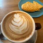 コーヒーとタイヤキのカラク - カフェラテ、たい焼き