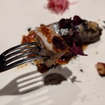 馳走西健一 - ヒッコリーで香りを付け、炭火で半生に焼いた