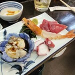 立ち飲みや 喜楽 - 刺し盛りは生牡蠣、ボタンエビ入り