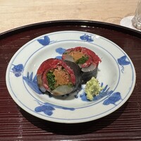 肉屋 田中 - 神戸牛と鯛の海苔巻き、牛肉と鯛が不思議と喧嘩せずに一体で美味しくなります、摺りたての山葵が素晴らしい辛さ
