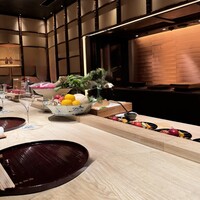 肉屋 田中 - ８名がゆったり座れるカウンター、奥の左手に炭火窯があります