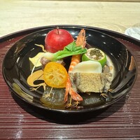 肉屋 田中 - 八寸、カワハギの肝和えキャビア載せ、鮑の柔らか煮、茹で車海老、金柑甘露煮、牛肉牛蒡巻き、林檎白和え