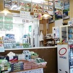 阿寒観光汽船　本社売店 - 待合室側のカウンター