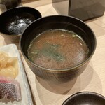 喰い切り鮨 のぶ - 赤だしのあら汁