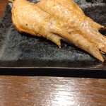 鶏ノ塚 - 手羽先。個人的には粗挽きの胡椒が欲しかったけど皮はパリパリ、肉もジューシーで美味しかった。