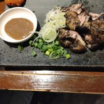 鶏ノ塚 - 鶏ハラミ炭火焼きの中サイズ。炭火の香りが香ばしくてめちゃめちゃ美味しかった