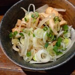 鶏ノ塚 - 炙り鶏皮ポン酢。香ばしくてめちゃめちゃ最高