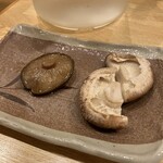 酒楽 くらた商店 - 椎茸の塩焼きと煮物